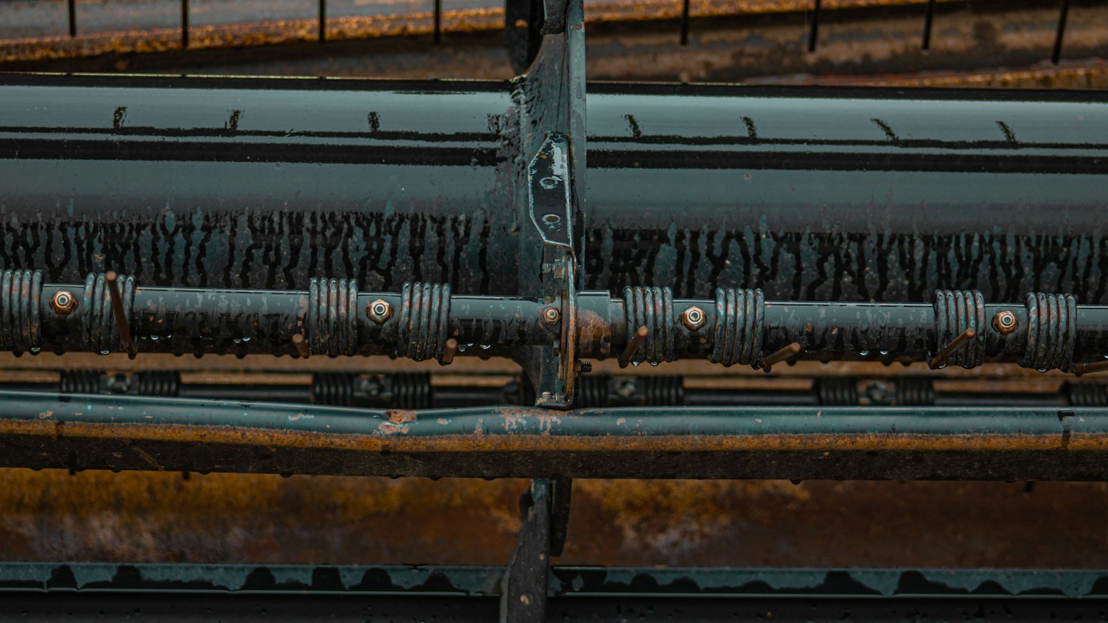 Conveyor idler assembly