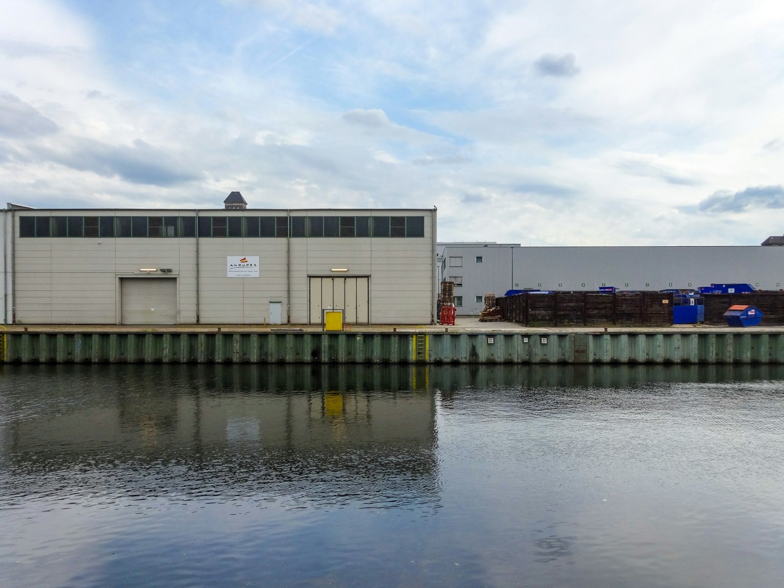 WAREHOUSES & LOGISTICS